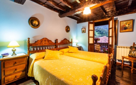 Habitación con dos camas y acceso a la terraza